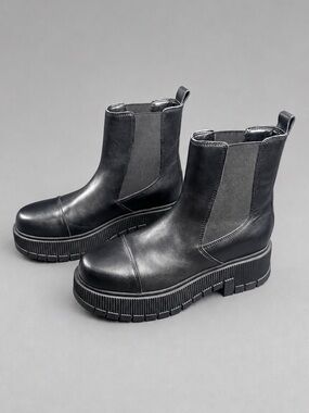 Marc Fisher Black Chunky Platform Chelsea Lug Sole Pull-On Ankle Boots Size 8